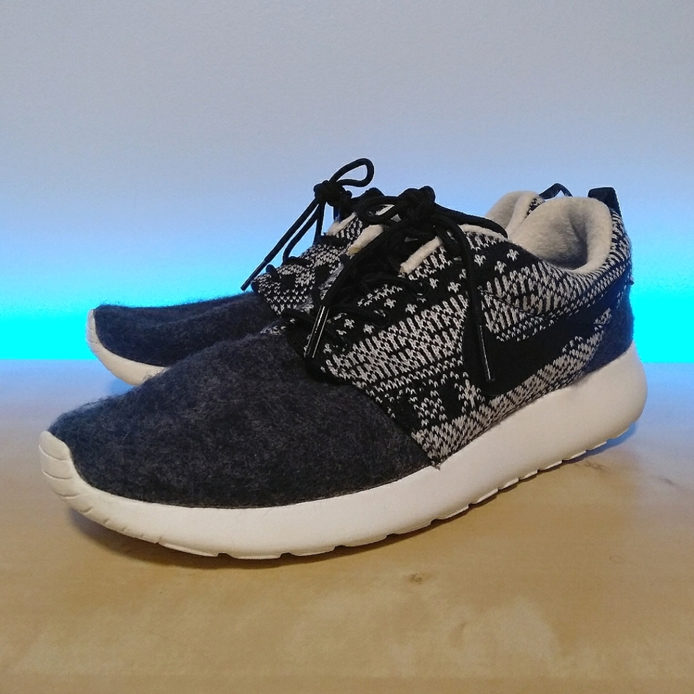 Nike women's Roshe One Winter size 8